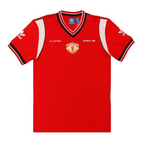 Whether it's the very latest transfer news from old trafford, quotes from an ole gunnar solskjaer press conference, match previews and reports, or news about united's. Adidas Originals Man Utd Jersey 85 Red - Mens T-Shirts ...