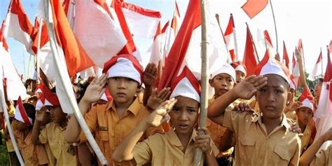 Kebangsaan serta pengamalan kebudayaan kebangsaan dan negara dalam setiap bidang kehidupan. PUDARNYA JIWA NASIONALISME BANGSA INDONESIA - Marrotain