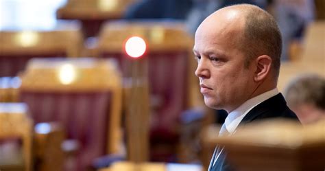Resolusjonen er godkjent av sentralstyret og ble offentliggjort torsdag. Senterpartiet vil ha med seg Frp på å sette lønnstak for ...