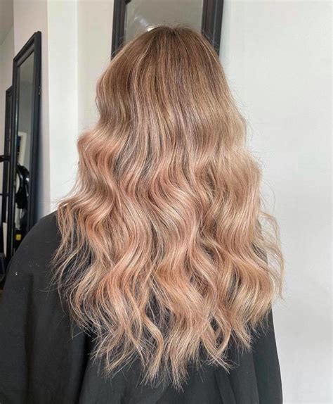 The Peachy Blonde Is The Perfect Light Hair Color For Fall