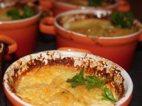 Romige aardappel kaas gratin in mini pannetjes