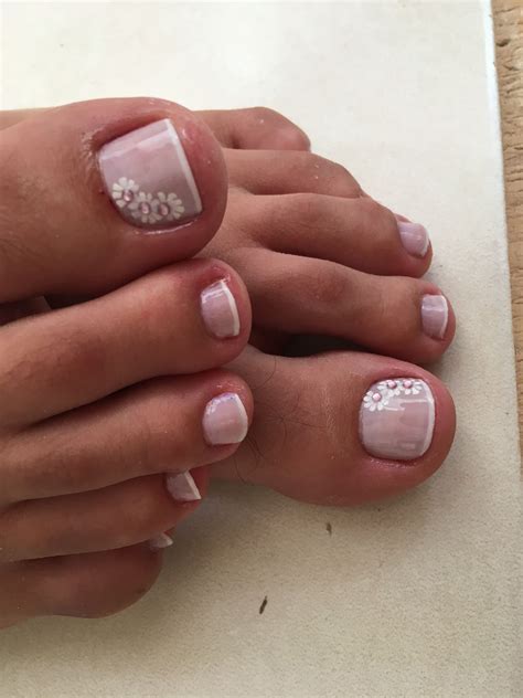 Pintar las uñas de los pies es algo clave para que estos luzcan perfectos, en especial si se usan sandalias u otro tipo de zapato descubierto, unas uñas cuidadas y decoradas harán que cualquier tipo de pies sea realmente vistoso. Imagen sobre Arte de uñas de pies de Vicky Bettencourt en Pintado de unas | Diseños de uñas pies ...