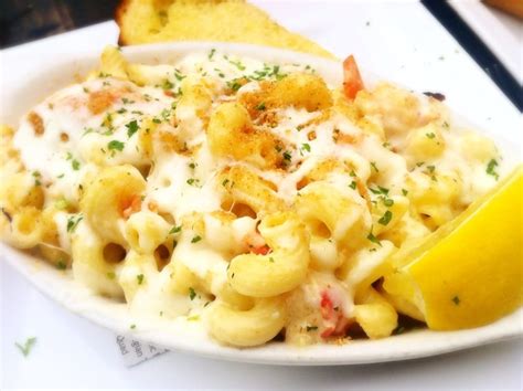 With this mac 'n' cheese flight from suckerfree southern plate & bar, there's no need to choose just one, suckerfree southern plate & bar, restaurant san diego, mac and cheese san diego, mac and cheese flight, lobster mac and cheese, shrimp mac and cheese, brisket mac and cheese Best Places to Eat Lobster in San Diego | BITE San Diego