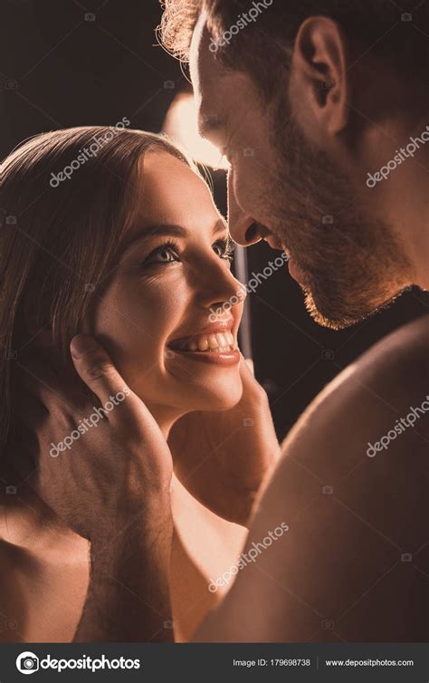 Amantes Desnudos Felices Mirándose Uno Otro Marrón Con Luz Fondo