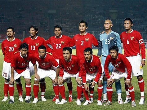 Terdapat 5 orang lagi yang biasanya duduk di bangku cadangan. ARTIKEL: permainan bola besar