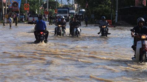 Ikuti video perkongsian pengalaman dan luahan hati mangsa banjir di hulu langat yang berlaku pada 4 november lalu. Banjir kilat di Hulu Langat - YouTube