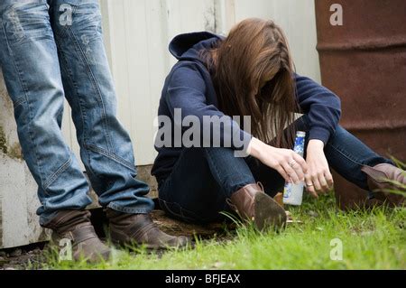 Teenager Mädchen mit Alkohol Stockfoto Bild 28000021 Alamy