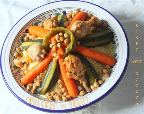 Dans un grand plat disposer le couscous, la viande par dessus arroser du bouillon et garnir de tfaya, vous pouvez décorer avec des amandes mondées et frites. Recette couscous au poulet facile | La cuisine de Djouza