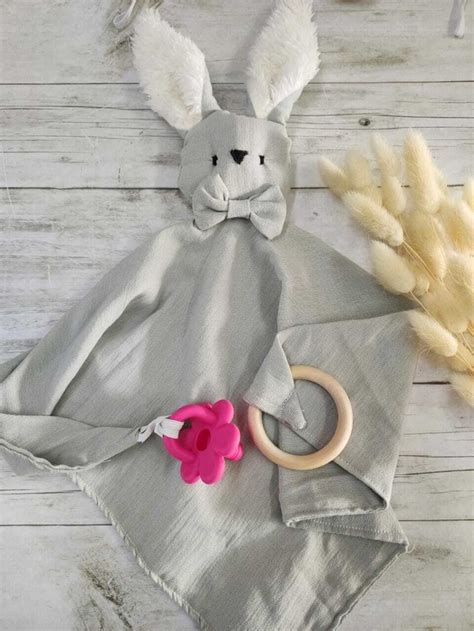 manta de apego conejo gris comprar en poupon bebes