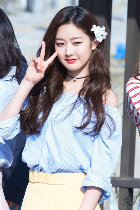 Served with a side of roasted potatoes. GUGUDAN's Mimi Is Prettier Than Flowers! | Daily K Pop News