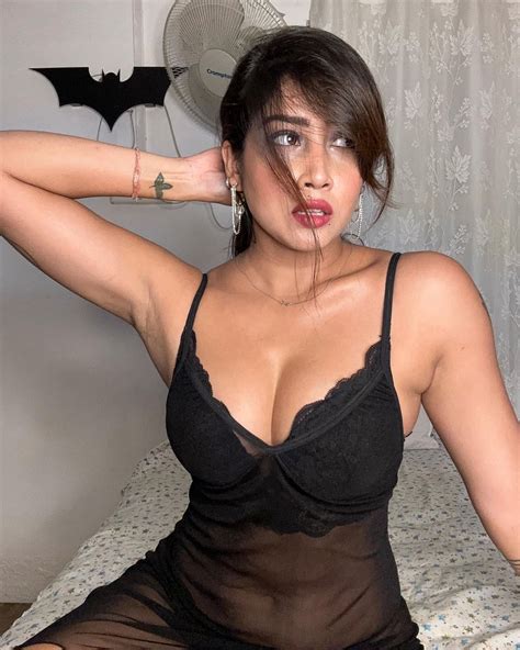 Sexy Sofia Ansari Look Too Hot In Latest Photos Braless Show Cleavage