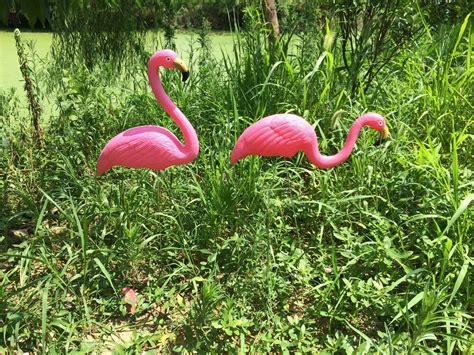 2 Pink Flamingos Plastic Yard Garden Lawn Art Ornaments