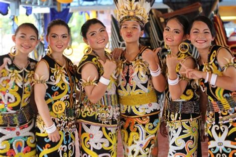 Keindahan Tato Ketajaman Mandau Dan Kecantikan Wanita Suku Dayak