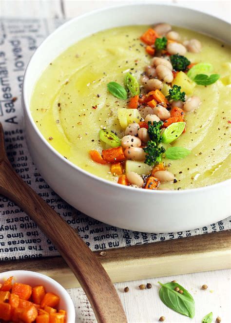 La vellutata di porri e patate, con aggiunta di curcuma, è perfetta per le sere invernali grazie al suo gusto semplice e delicato. Vellutata di patate e porri con legumi - Cucina Naturale