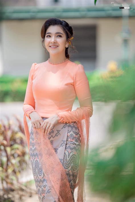 Pin By Phk Chirpy On Myanmar Dress Myanmar Dress Design Traditional