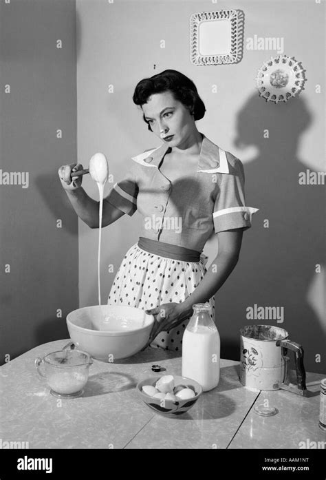 1960er Jahre Hausfrau Mischen Klebrigen Teig In KÜche Stockfoto Bild