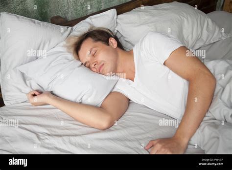 Junge Männer Im Bett Liegen Und Schlafen Stockfotografie Alamy