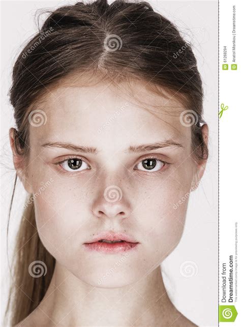 Retrato De La Cara Del Primer De La Mujer Joven Sin Maquillaje Foto De