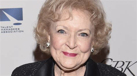 How Snl Finally Got Betty White To Host The Show