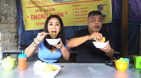 Tante Ernie Kulineran Jajal Makan Mie Ayam Legendaris Di Pasar Minggu Okezone Lifestyle
