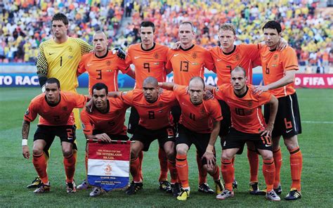 In 1865 werd de eerste wedstrijd georganiseerd en tien jaar later werd de eerste echte club opgericht. Nederlands elftal voetbal achtergrond | Mooie Leuke ...