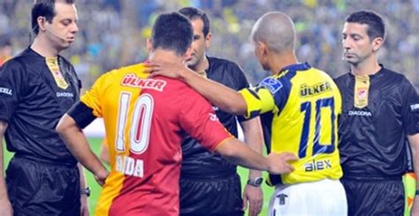 Dünya evine giren arda turan eşi aslıhan doğan hayatı kariyeri hakkında merak edilenleri bu başakşehirsporlu futbolcu arda turan bugün çubuklu'daki evinde 2.5 yıllık sevgilisi aslıhan doğan ile. Alex, Arda Turan'a övgü