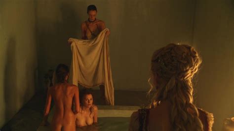 Lucy Lawless Nue Dans Spartacus Vengeance