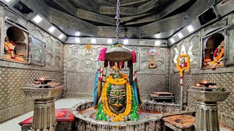 उज्जैन महाकालेश्वर मंदिर समिति का बड़ा फैसला दो महीने तक गर्भगृह में