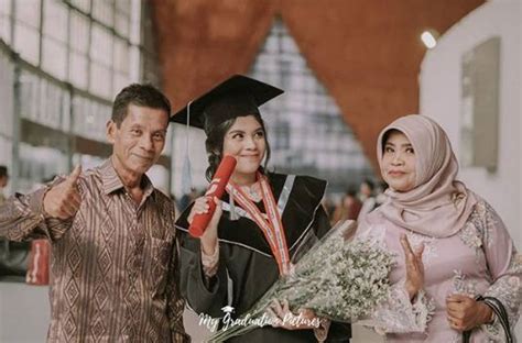 Foto ala keluarga juga melambangkan kasih sayang. Foto Wisuda Anak Kuliah Unik Couple Kekinian Bareng Pacar ...