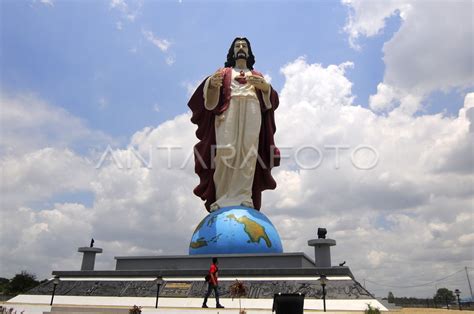 Patung Hati Kudus Yesus Antara Foto