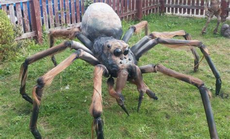 Try Making This Diy Giant Spooky Spider For Halloween 12 Tomatoes