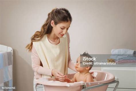 Madre Joven Y Feliz Bañándose Lavando Al Bebé En Baño De Burbujas Madre
