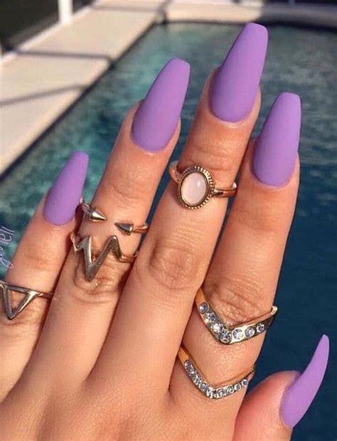Uñas acrílicas echas completamente con acrílico negro sin encapsular diseño extremadamente elegante. 11 Manicuras divinas que prueban que una vez que usas mate ...