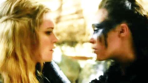 ‘the 100′ Spoilers Clarke And Lexa Share A ‘real Kiss Eliza Taylor