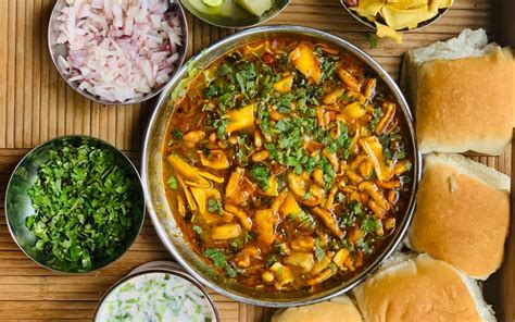 Misal pav is one of the favorite dishes for maharashtrians and makes for a filling breakfast. Onion Gsrlic Powder For Misal Pav / Misal Pav Wikipedia ...