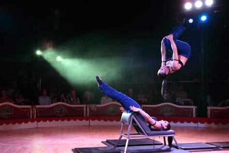 Dos Hermanas Acróbatas Del Circo Histórico Raluy Fichan Por El Cirque D