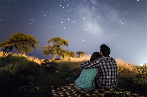 Pareja De Enamorados Bajo Estrellas De Vía Láctea Foto De Stock Y Más