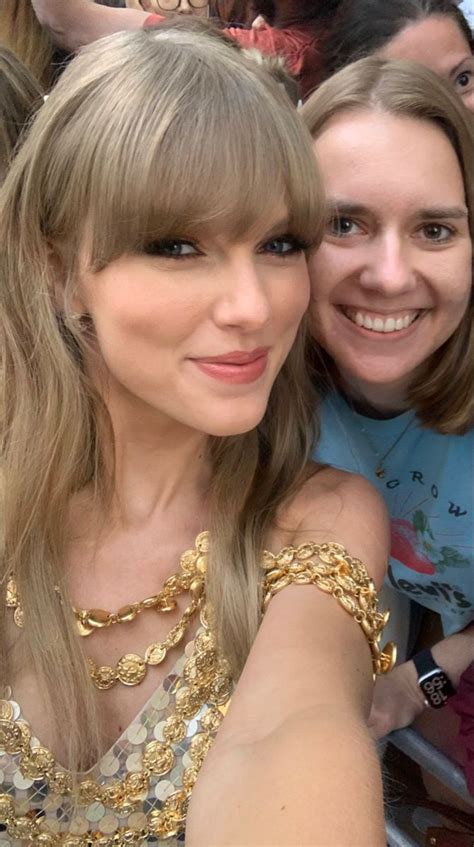 Taylor Swift Taking Selfies With Fans At The Tiff 22 090922