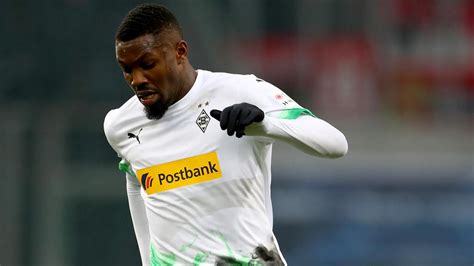 His current girlfriend or wife, his salary and his tattoos. Gladbach-Star Thuram: "Will gerne im Mittelpunkt stehen"