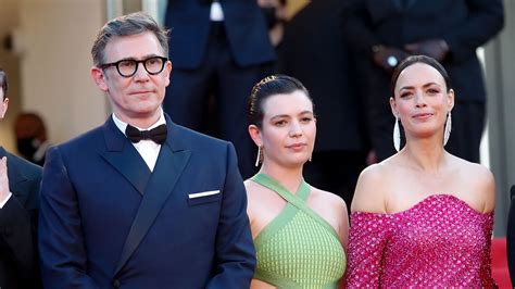 Festival De Cannes 2022 Montée Des Marches En Famille Pour Michel Hazanavicius Et Bérénice