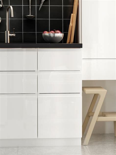 Ikea הינה חברה עולמית מובילה בשיווק ריהוט לבית ולמשרד. Cocina VOXTORP en blanco de alto brillo minimalista - IKEA