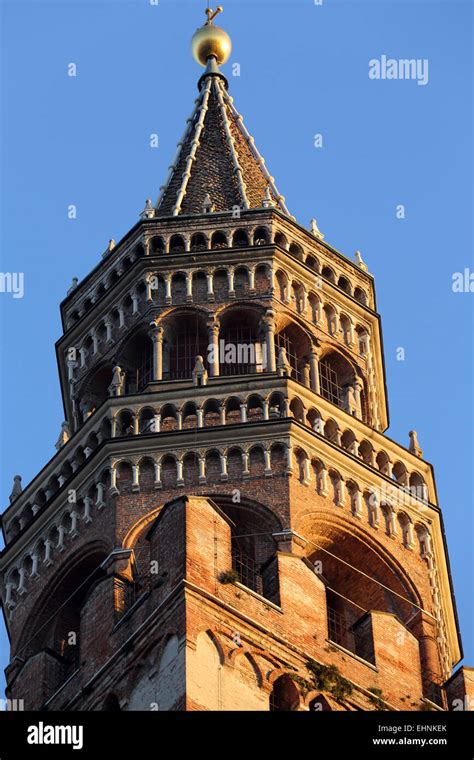 Le Torrazo De Crémone La Tour De Briques Par La Cathédrale De Crémone Italie Photo Stock Alamy