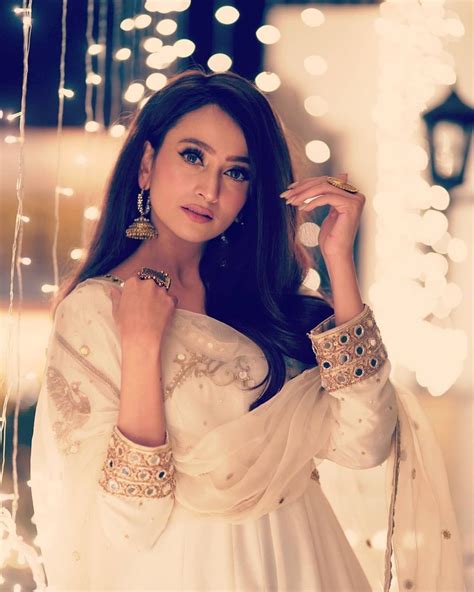 Pin Von 𝐐𝐮𝐧𝐨𝐨𝐭 𝐀𝐥𝐢 Auf Pakistani Actresses