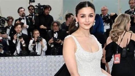 Alia Bhatt Makes Her Met Gala 2023 Debut In White Gown Shaheen Shares Pics Bollywood