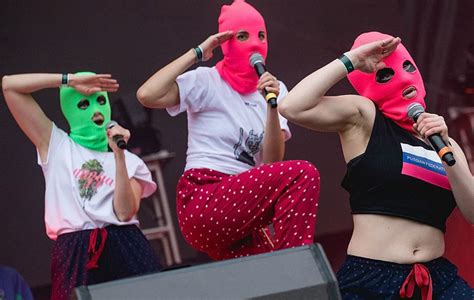 Garotas à Frente grupo feminista Pussy Riot se apresenta em São Paulo Agenda do Rock