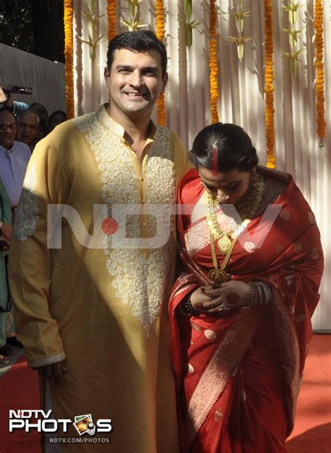 Marathi Actor And Actress Vidya Balan And Siddharth Wedding Photos