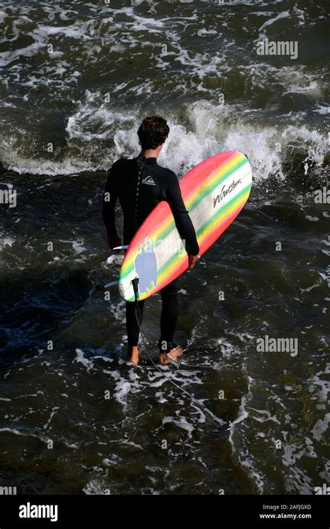 Surfer Geht Mit Seinem Surfboard Ins Wasser Am Strand Von Santa Cruz