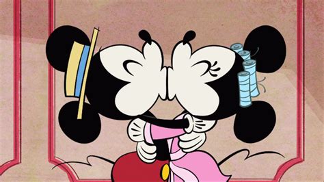 Pin By Laura On Mickey Mickey And Friends Mickey And Minnie Kissing