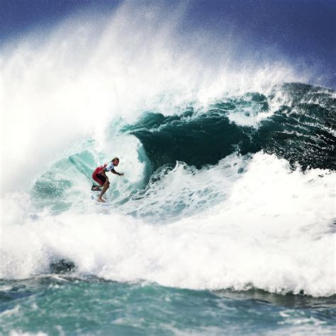 His sister, tyler wright, is also a compe. Owen Wright coming out of a messy barrel.