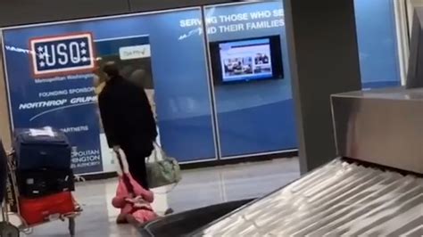 El Video Viral De Un Hombre Arrastrando A Su Hija Por Un Aeropuerto En